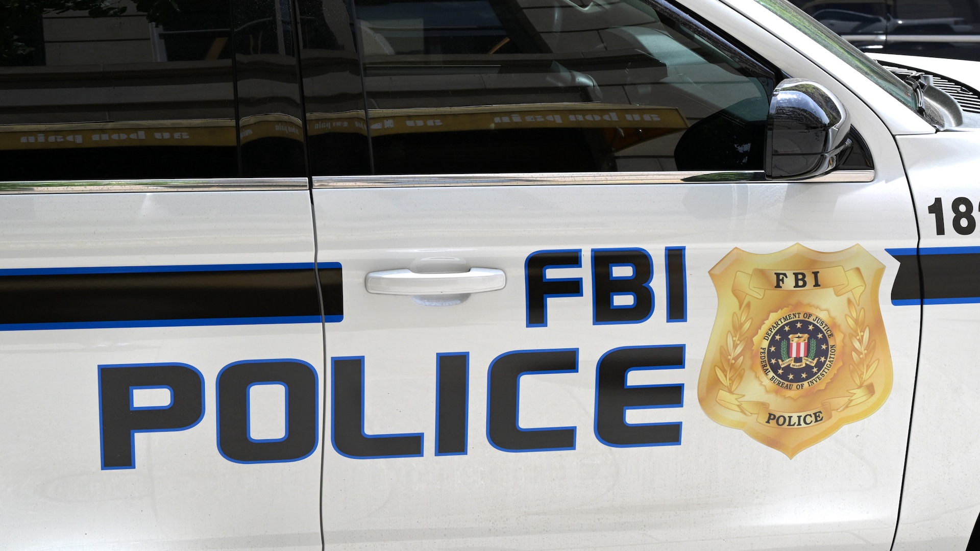 2026년 글로벌 돼지 도살 사기 국제 공조 작전을 상징하는 FBI 차량 이미지