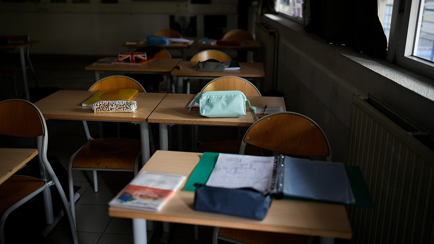 PISA 2025 결과 분석 — 읽기·수학 역대 최저, 디지털·AI 과용이 학력을 깎는다 / 2029년엔 AI 리터러시 첫 평가